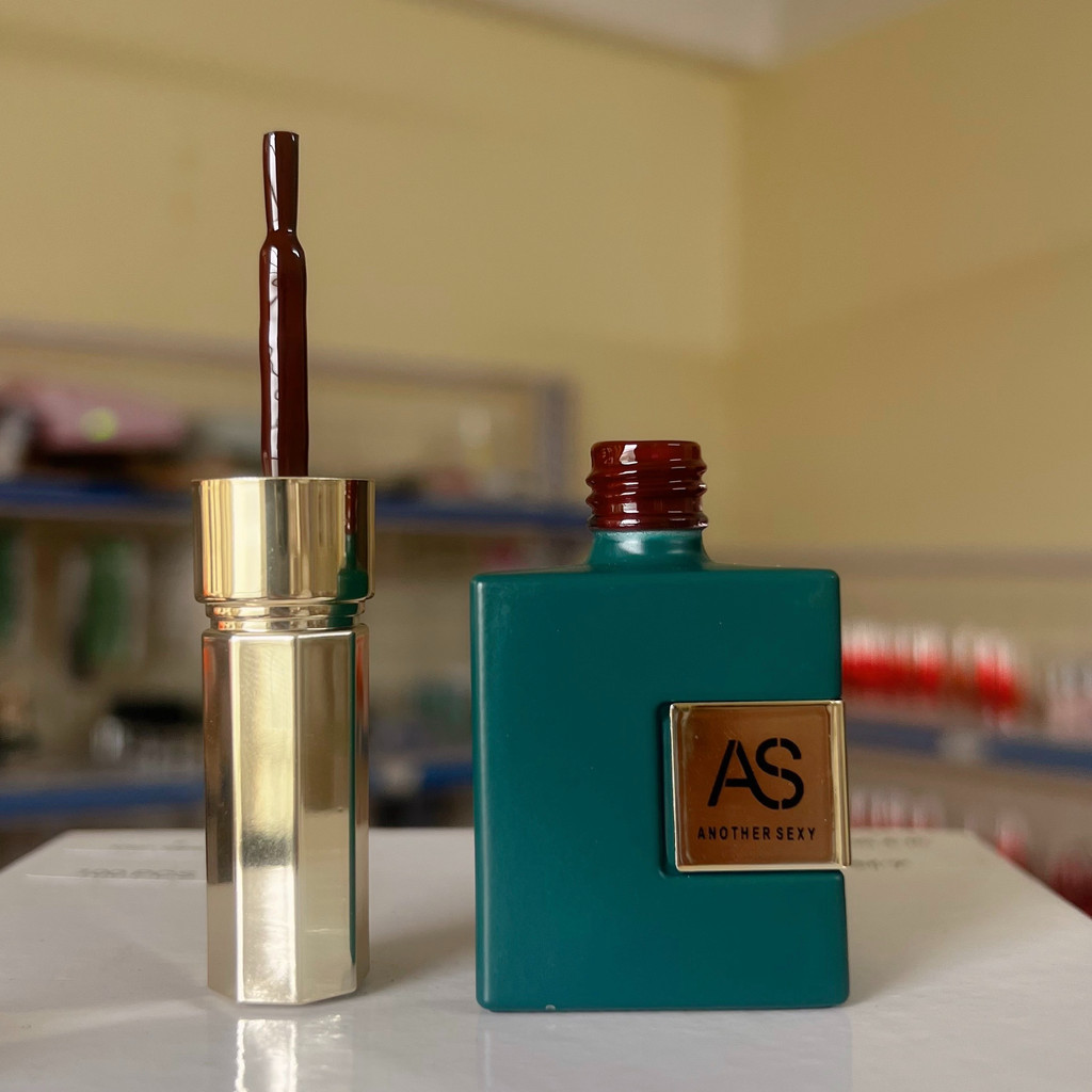 Sơn móng tay gel đỏ mận màu tôn da