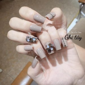 Sơn móng tay gel màu ghi tây sử dụng