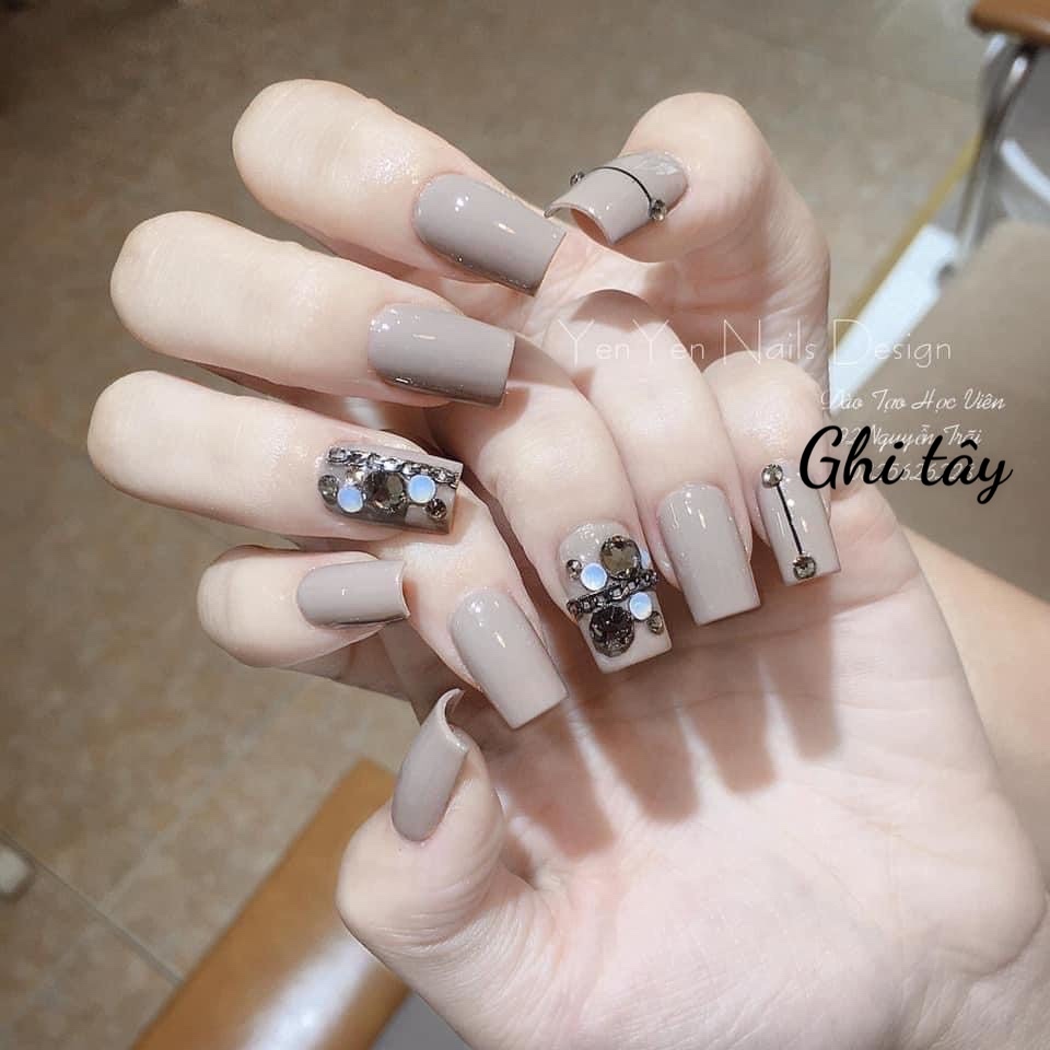Sơn móng tay gel màu ghi tây sử dụng
